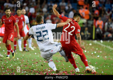 Trabzon, Türkei - September 7, 2018. Russische Stürmer Artem Dzyuba gegen türkische Mittelfeldspieler Kaan Ayhan während UEFA Nationen Liga Match Türkei vs Rus Stockfoto