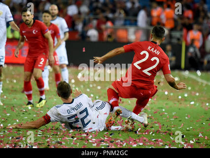 Trabzon, Türkei - September 7, 2018. Russische Stürmer Artem Dzyuba gegen türkische Mittelfeldspieler Kaan Ayhan während UEFA Nationen Liga Match Türkei vs Rus Stockfoto