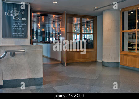 National Gallery Dining Rooms, Trafalgar Square, London, Großbritannien. Von Treppe der National Gallery gesehen. Stockfoto