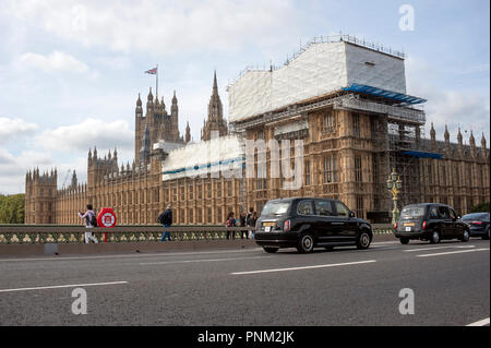 Gerüste und Schutzfolie über Palast von Westminster bei Renovierungsarbeiten, wie von Westminster Bridge gesehen. Stockfoto