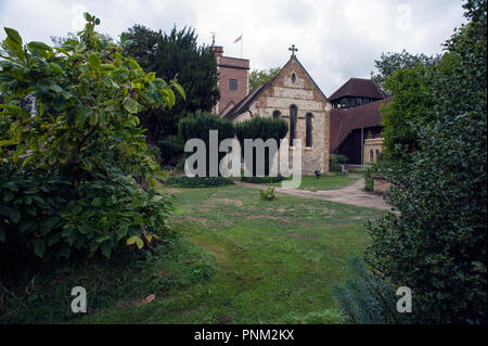 12. Jahrhundert Anglikanische, St. Mary's Parish Church Barnes, innerhalb der Gärten. London, Großbritannien. Stockfoto