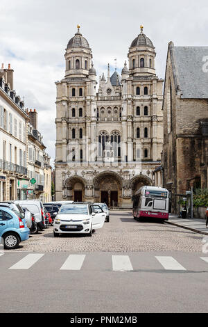 DIJON, Frankreich - 10. AUGUST 2017: Äußere der Kirche von Saint Michel in Dijon. Stockfoto