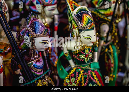 Hölzerne Marionette mit traditionellen Batik fabrique namens 'Wayang Golek' aus Java verkauft als Souvenir für Touristen Stockfoto