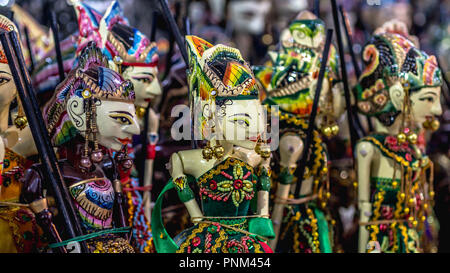 Hölzerne Marionette mit traditionellen Batik fabrique namens 'Wayang Golek' aus Java verkauft als Souvenir für Touristen Stockfoto