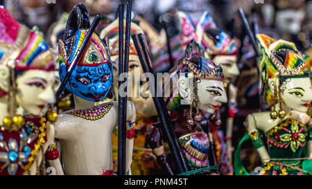 Hölzerne Marionette mit traditionellen Batik fabrique namens 'Wayang Golek' aus Java verkauft als Souvenir für Touristen Stockfoto