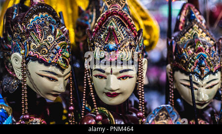 Hölzerne Marionette mit traditionellen Batik fabrique namens 'Wayang Golek' aus Java verkauft als Souvenir für Touristen Stockfoto