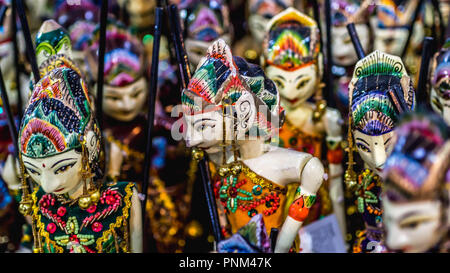 Hölzerne Marionette mit traditionellen Batik fabrique namens 'Wayang Golek' aus Java verkauft als Souvenir für Touristen Stockfoto