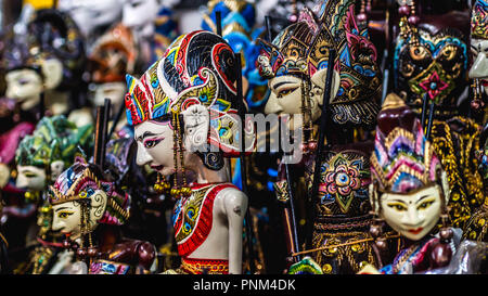 Hölzerne Marionette mit traditionellen Batik fabrique namens 'Wayang Golek' aus Java verkauft als Souvenir für Touristen Stockfoto