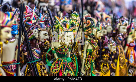 Hölzerne Marionette mit traditionellen Batik fabrique namens 'Wayang Golek' aus Java verkauft als Souvenir für Touristen Stockfoto