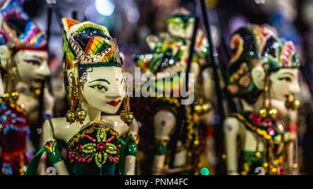 Hölzerne Marionette mit traditionellen Batik fabrique namens 'Wayang Golek' aus Java verkauft als Souvenir für Touristen Stockfoto