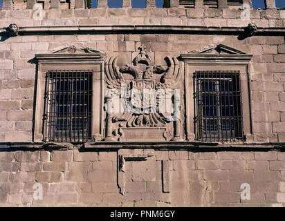 PUERTA NUEVA DE BISAGRA-ESCUDO IMPERIAL DE CARLOS V. Autor: COVARRUBIAS ALONSO. Lage: an der Außenseite. Toledo. Spanien. Stockfoto