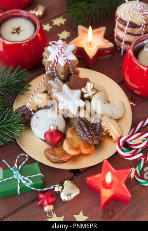Vielzahl von Cookies und Leckereien für ein frohes Weihnachtsfest Stockfoto