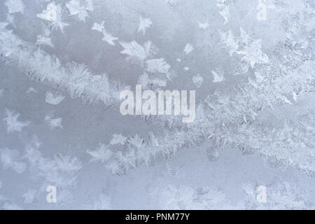 Openwork Weihnachten natürliche frosty Muster auf Winter Fenster. Stockfoto