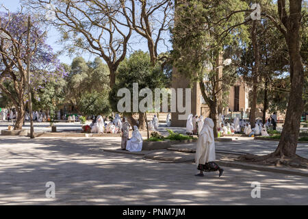 Kongregationsmitglieder Kathedrale von Tsion Maryan, der Hl. Maria von Zion, Axum, Ethiopiae Stockfoto