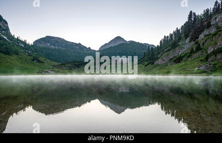 Kärlingerhaus Am Funtensee am Abend wider, Steinernes Meer, Nationalpark Berchtesgaden, Bayern, Deutschland Stockfoto