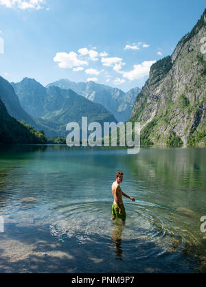 Junger Mann badet im Obersee, hinter dem Watzmannmassiv, Salet am Königssee, Nationalpark Berchtesgaden, Berchtesgadener Land Stockfoto