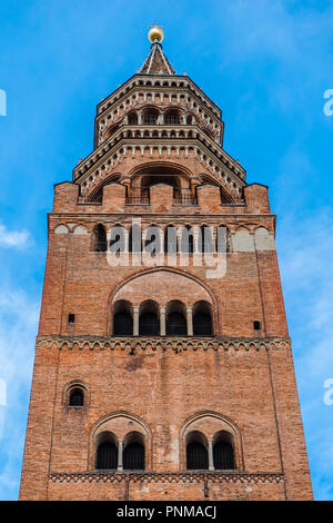 Glockenturm der Kathedrale von Cremona - die weltweit höchsten Glockenturm, erbaut von Ziegeln: Es erreicht eine Höhe von 112,1 Meter. Stockfoto