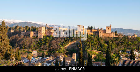 Blick auf die Alhambra, die maurische Stadt Burg, nasriden Paläste, Palast von Karl V., Sabikah Hill, Granada, Andalusien, Spanien Stockfoto