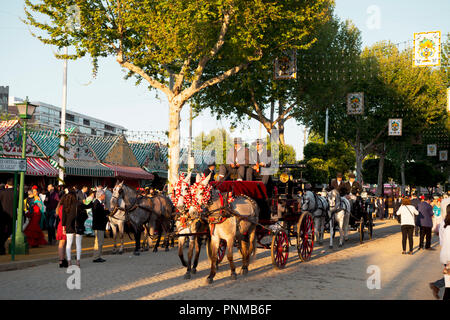 Pferdekutsche vor Casetas, traditionelle Kleidung, Feria de Abril in Sevilla, Andalusien, Spanien Stockfoto