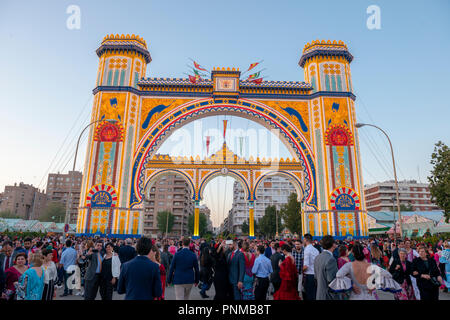 Beleuchtete Eingangstor, Feria de Abril in Sevilla, Andalusien, Spanien Stockfoto