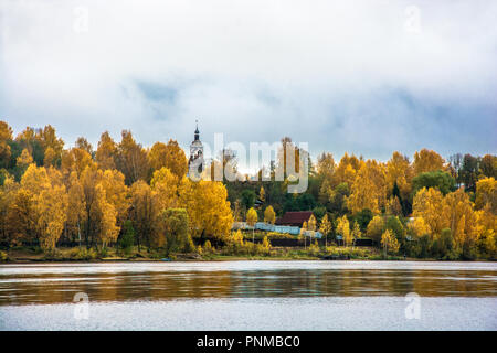 Schönen Herbst Landschaft mit alten Kirche am Ufer der Wolga. Stockfoto