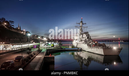 Cobh, Cork, Irland. 25. März, 2017. Die USS Donald Cook, eine der Arleigh-Burke-Klasse Lenkwaffen-zerstörer an der Deep Water Quay während ihrer Anker Stockfoto