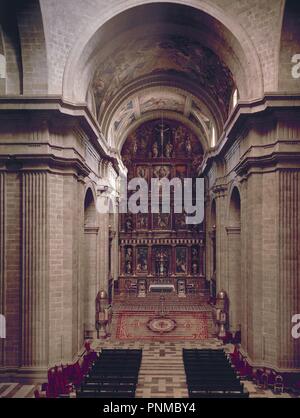 IGLESIA - INTERIEUR HACIA LA CABECERA - RETABLO MAYOR - SIGLO XVI. Lage: MONASTERIO - Interieur. SAN LORENZO DEL ESCORIAL. MADRID. Spanien. Stockfoto