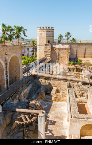 Mauern und Ruinen der Arabischen Bäder in der Alcázar de Jerez, maurische Festung, Jerez de la Frontera, Provinz Cádiz, Andalusien Stockfoto