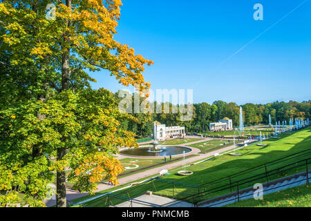 Peterhof, Russland - 28 September, 2017: Die unteren Park Peterhof im Herbst sonniger Tag am 28. September 2017 in Peterhof, Russland. Stockfoto
