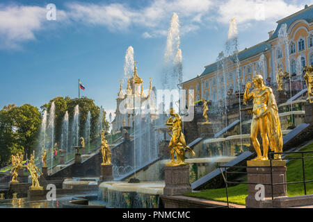 Peterhof, Russland - 28. September 2017: Große Kaskade Springbrunnen im Herbst sonniger Tag am 28. September 2017 in Peterhof, Russland. Stockfoto
