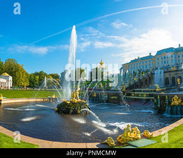 Peterhof, Russland - 28 September, 2017: Die simson Brunnen im Herbst, sonnigen Tag am 28. September 2017 in Peterhof, Russland. Stockfoto