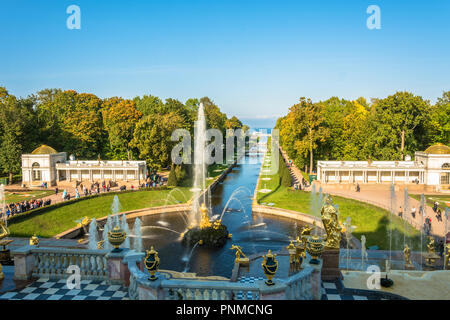 Peterhof, Russland - 28. September 2017: Blick auf die Avenue der Brunnen und der Kanal mit einer großen Kaskade im Herbst sonniger Tag am 28. Stockfoto