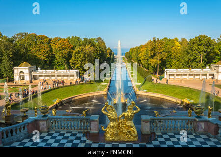 Peterhof, Russland - 28. September 2017: Blick auf die Avenue der Brunnen und der Kanal mit einer großen Kaskade im Herbst sonniger Tag am 28. Stockfoto