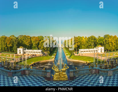 Peterhof, Russland - 28. September 2017: Blick auf die Avenue der Brunnen und der Kanal mit einer großen Kaskade im Herbst sonniger Tag am 28. Stockfoto