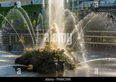 Peterhof, Russland - 28 September, 2017: Die simson Brunnen im Herbst, sonnigen Tag am 28. September 2017 in Peterhof, Russland. Stockfoto