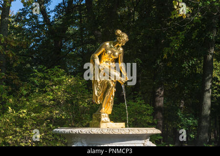 Peterhof, Russland - 28. September 2017: Brunnen des Danaid im Herbst sonniger Tag am 28. September 2017 in Peterhof, Russland. Stockfoto
