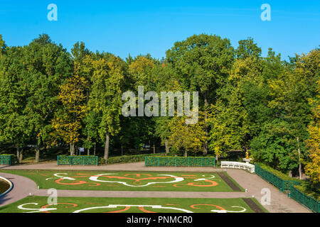 Peterhof, Russland - 28. September 2017: Eine schöne Gegend des Unteren Park Peterhof im Herbst sonniger Tag am 28. September 2017 in Peterhof, Russland Stockfoto