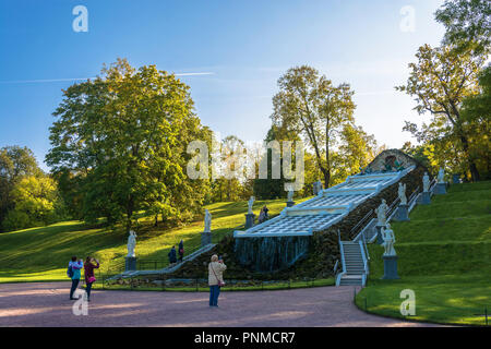 Peterhof, Russland - 28 September, 2017: Die Kaskade Springbrunnen, dem Schach Hill im Herbst sonniger Tag am 28. September 2017 in Peterhof, Russland. Stockfoto