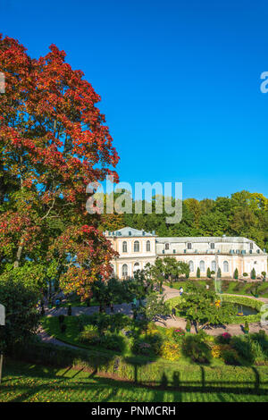 Peterhof, Russland - 28. September 2017: eine schöne Aussicht auf das große Gewächshaus im Herbst sonniger Tag am 28. September 2017 in Peterhof, Russland. Stockfoto