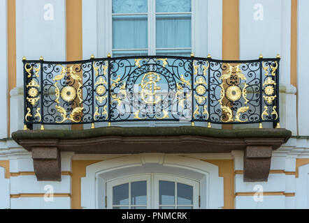 Peterhof, Russland - 28. September 2017: Der Balkon von Grand Peterhof Palace am 28. September 2017 in Peterhof, Russland. Stockfoto