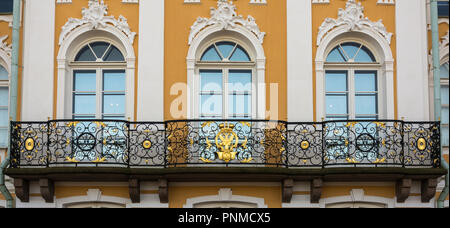 Peterhof, Russland - 28. September 2017: Der Balkon von Grand Peterhof Palace am 28. September 2017 in Peterhof, Russland. Stockfoto