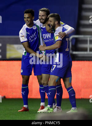 Von Wigan Athletic Nick Powell (Mitte) feiert zählenden erste Ziel seiner Seite des Spiels mit Michael Jacobs (rechts) während der Sky Bet Championship match bei der DW Stadium, Wigan. Stockfoto