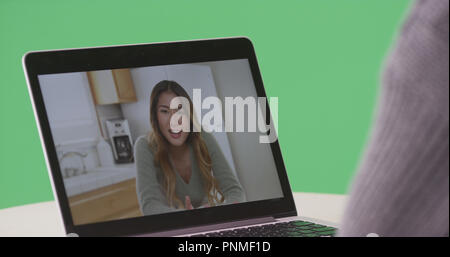 Frau Video-Chats mit asiatischen Frau auf Laptop auf dem Green Screen Stockfoto
