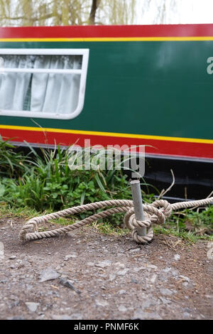 März 2016 - die schmale Boot oben auf der Seite auf einen Kanal gebunden Stockfoto