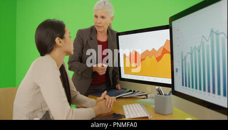 Ein Büro executive berät ein büroangestellter auf Green Screen Stockfoto