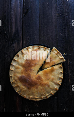 Griechische Pie Spanakopita mit Spinat und Käse, Ansicht von oben, kopieren. Stockfoto