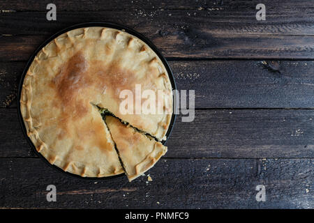 Griechische Pie Spanakopita mit Spinat und Käse, Ansicht von oben, kopieren. Stockfoto