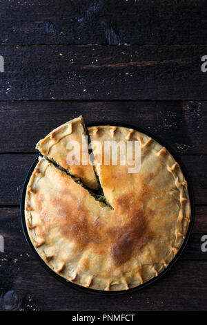 Griechische Pie Spanakopita mit Spinat und Käse, Ansicht von oben, kopieren. Stockfoto