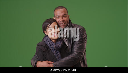 Afrikanische amerikanische Paar einander umarmen auf Green Screen Stockfoto