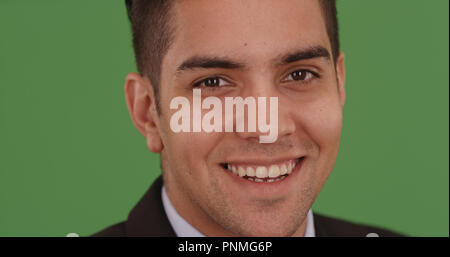 Hispanic Mann lächelnd und tragen Anzug und Krawatte auf der grünen Bildschirm Stockfoto